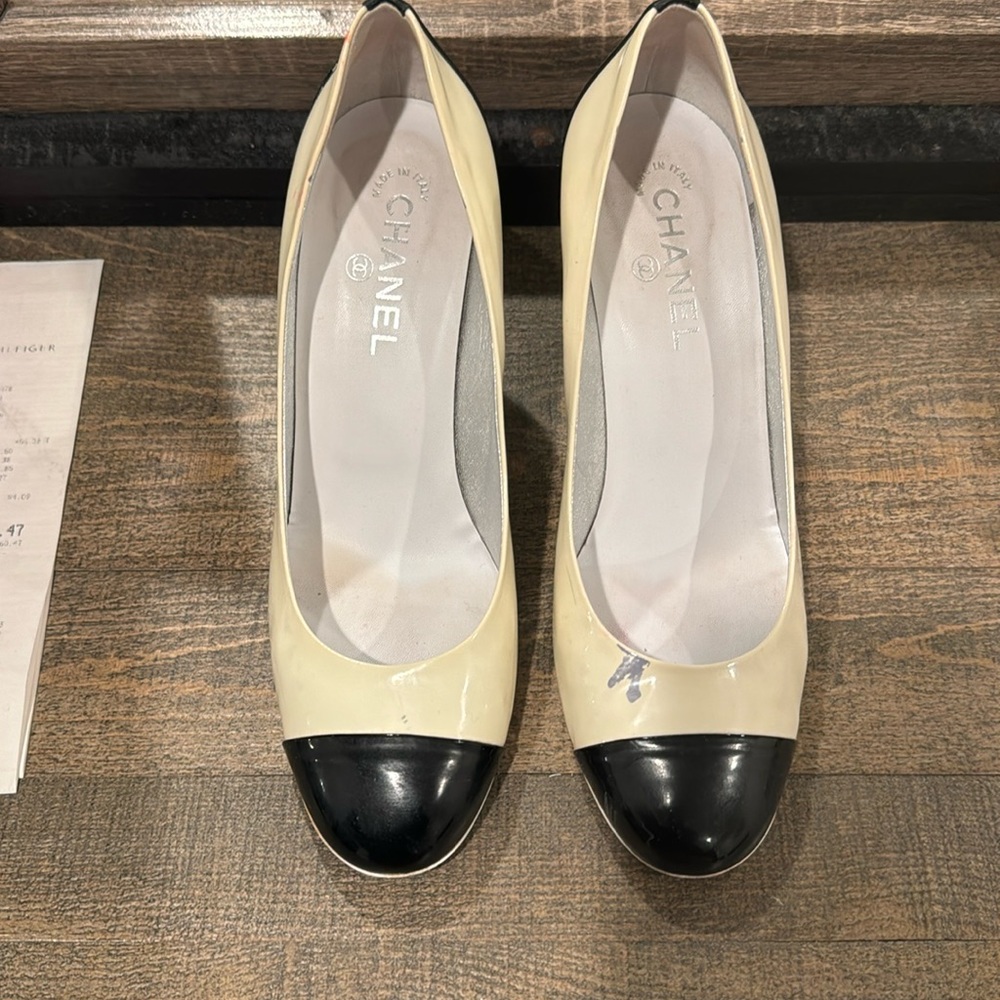 Chanel Women's Cream and Black Pumps